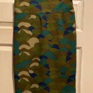 Cassie LuLaRoe camo skirt